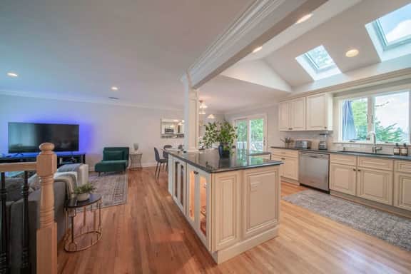 5BR Beach House, Game Room + Huge Backyard - Image 5