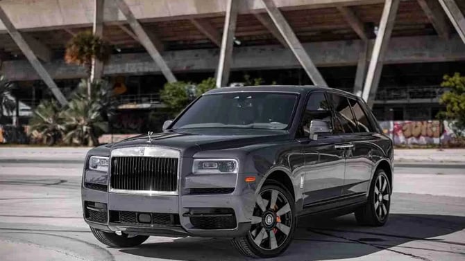 Rolls-Royce Cullinan: Gray Elegance